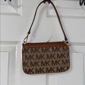 micheal kors wristlet
